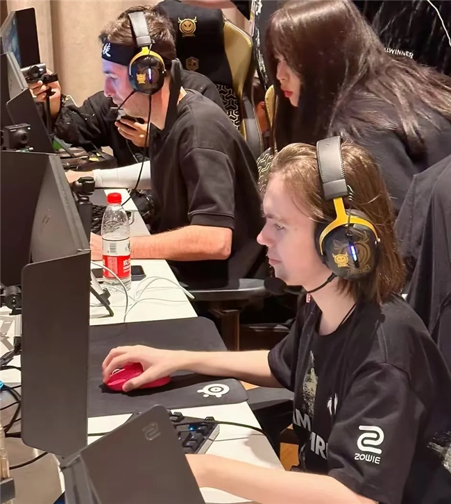 NIP官方在TikTok上分享了一段视频：总有分别的时候，也总有重聚的时候。