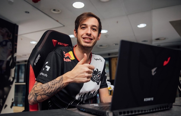 TT赛后群访 ucal：是我女朋友向我推荐的出场造型