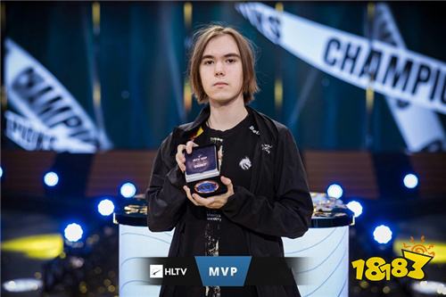 RNG官博祝中单选手xiaohuLPL出道七周年快乐！